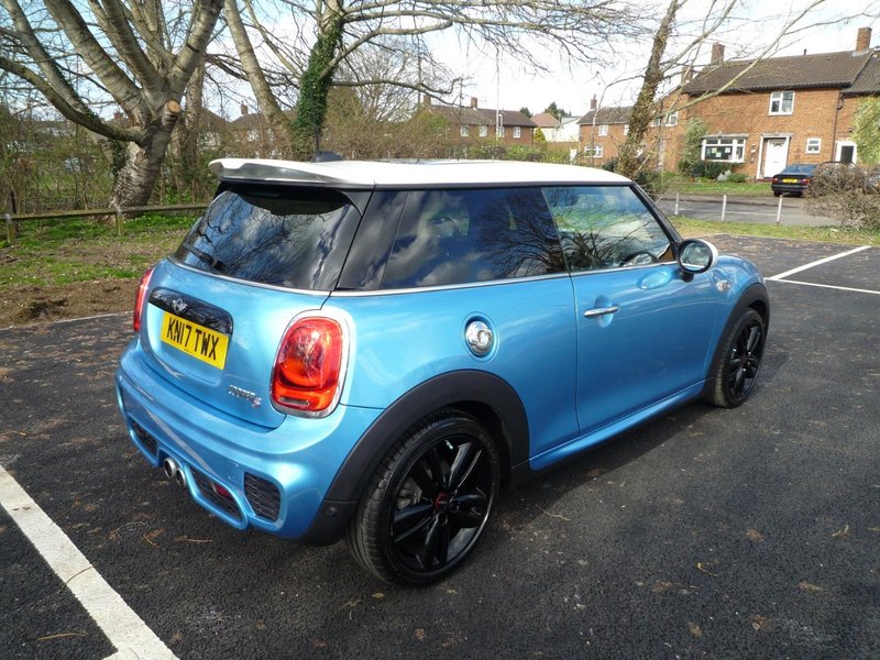 MINI HATCHBACK