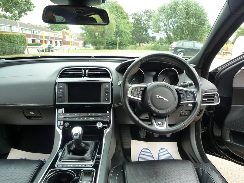 JAGUAR XE